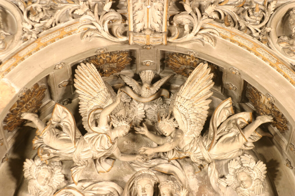 Dettaglio della gloria di angeli con la colomba dello Spirito Santo, parte superiore dell’Ancona di Antonio Begarelli.