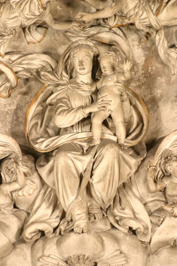 Dettaglio della Madonna col Bambino e degli angeli, parte dell’Ancona di Antonio Begarelli.