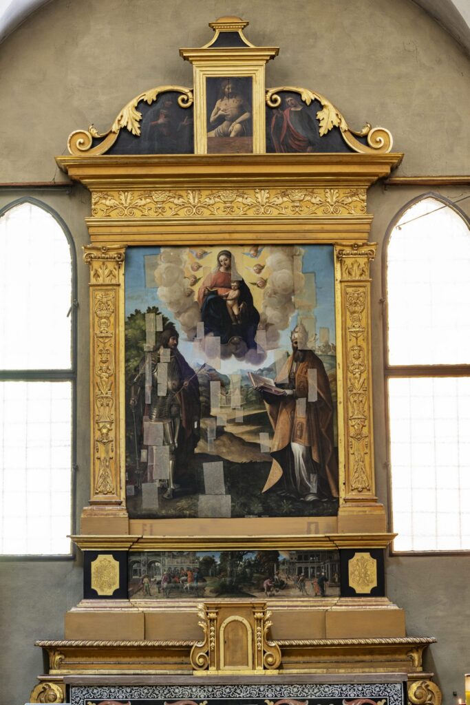 Altare con “Madonna in gloria col Bambino e i santi Sebastiano e Gregorio Magno” del maestro di Celano Pelumi.
