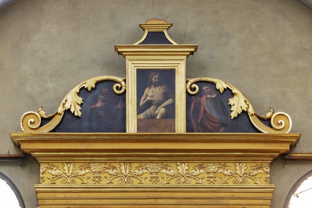 “Madonna in gloria col Bambino e i santi Sebastiano e Gregorio Magno” del maestro di Celano Pelumi. Particolare della cimasa con “Pietà”.