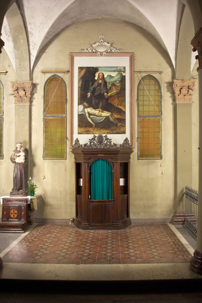 “Pietà” di Pellegrino Munari esposta sopra il confessionale.
