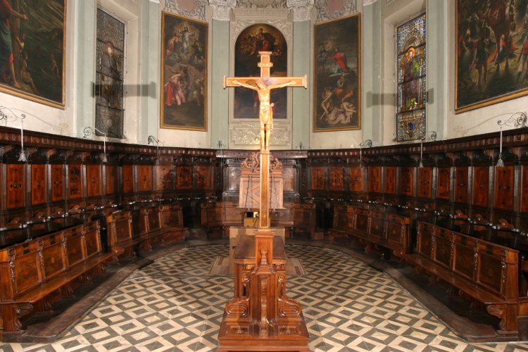 Coro in legno con sedute e stalli decorati, realizzato da Giovan Francesco Testi tra il 1538 e il 1542.