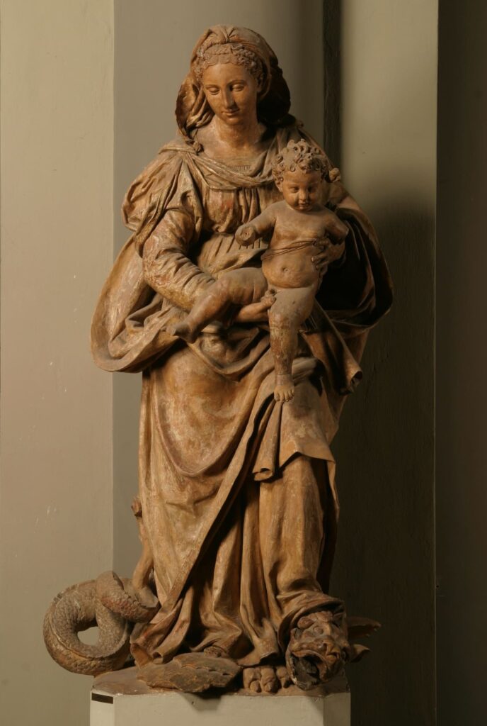 Statua in terracotta della Madonna col Bambino, con il piede su un serpente